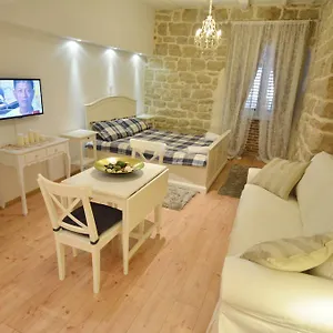 https://studios-villa-rossella-4.in-istria.net
